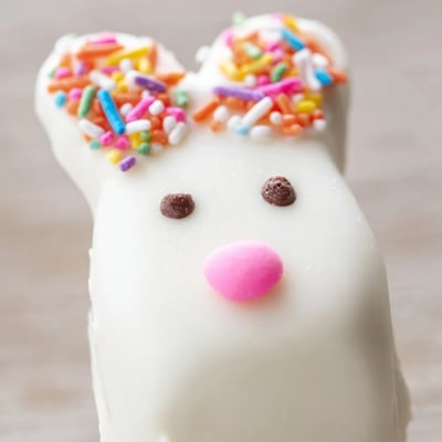 White chocolate bunny cakesicles